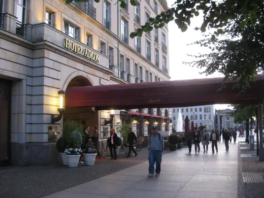 Hotel Adlon Berlin, Unter den Linden building