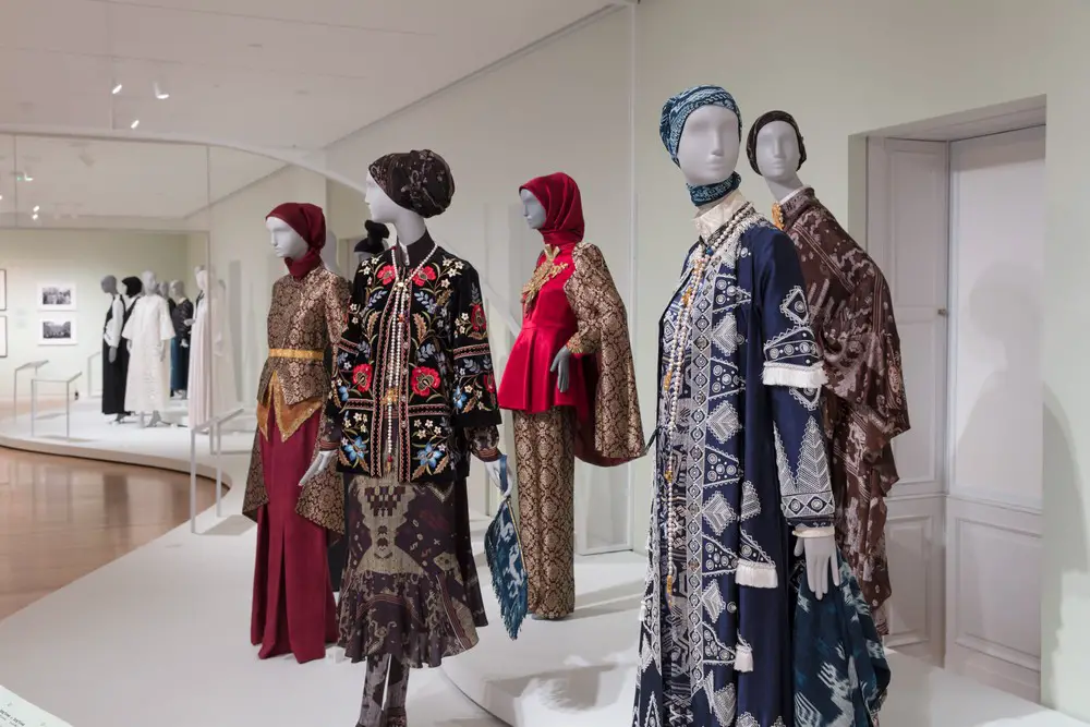 Contemporary Muslim Fashions Exhibition, NYC - e-architect