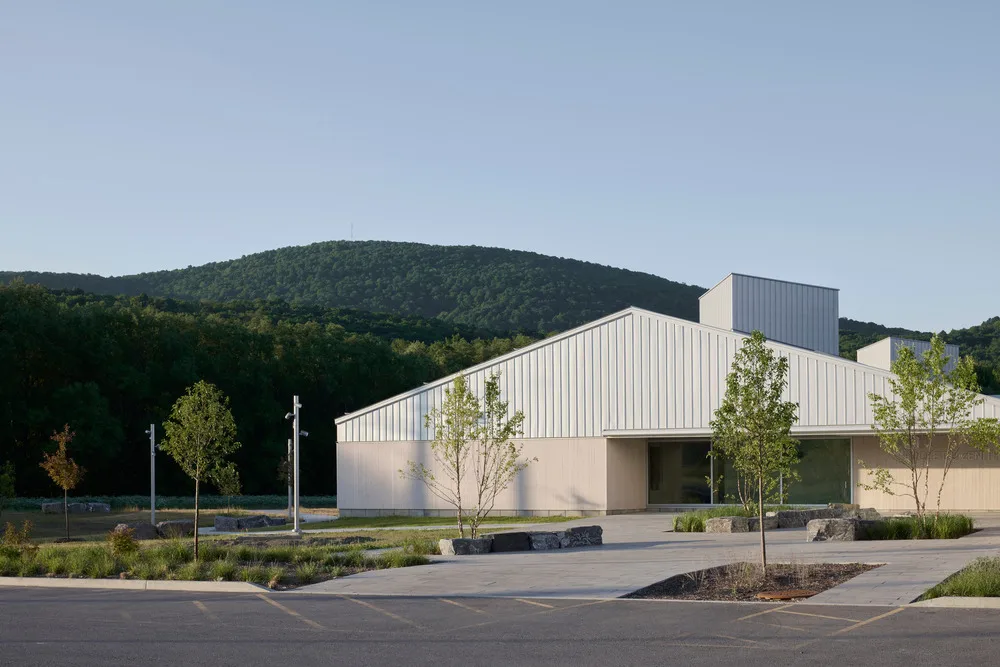 Ecole du Zenith Shefford Canada school building